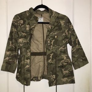Hooded camo jacket, cinches at waist.